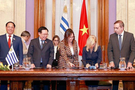 Ký Thỏa thuận hợp tác giữa Quốc hội Việt Nam với Thượng viện và Hạ viện Uruguay