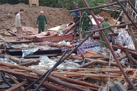 Điện Biên: Mưa đá kèm giông lốc gây tốc mái, sập nhà 