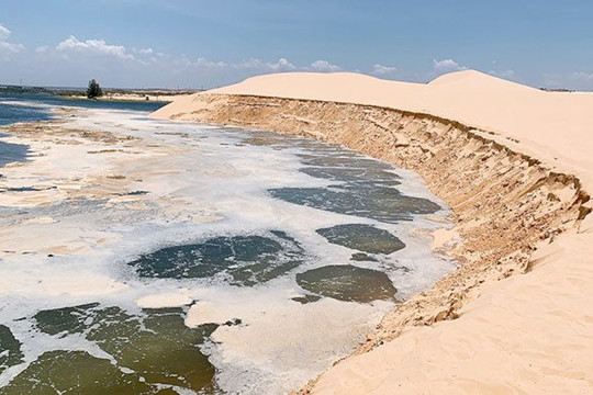 Sạt lở đồi cát ở điểm du lịch nổi tiếng tại Bình Thuận