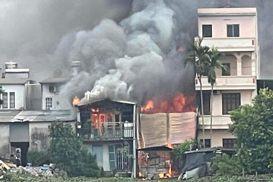 Hà Nội: Xưởng gỗ nằm trong khu dân cư bốc cháy dữ dội