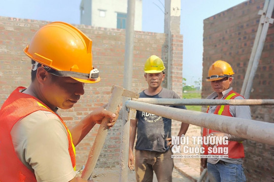 Thanh Hóa: Công nhân xây dựng “oằn mình” làm việc giữa trời nắng hơn 40 độ C