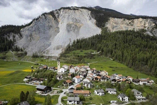 Thụy Sĩ: Sơ tán ngôi làng có tuổi đời hàng thế kỷ trước cảnh báo đá lở