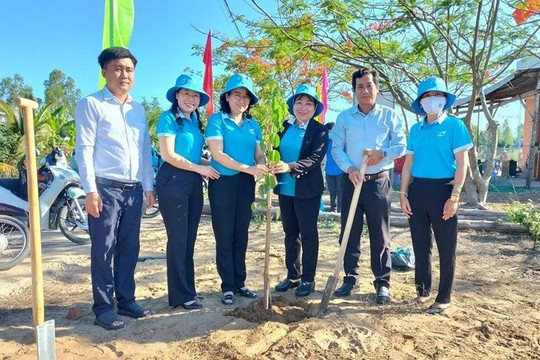Hội Phụ nữ tỉnh Đồng Tháp hưởng ứng phong trào trồng cây nhân dịp kỷ niệm sinh nhật Bác