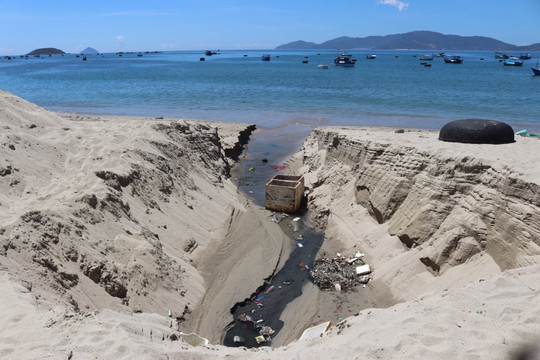 Khánh Hòa: Nước thải bẩn chảy trực tiếp ra vịnh Nha Trang