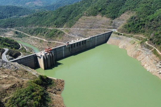 Mực nước hồ Bản Vẽ ở Nghệ An xuống thấp gây áp lực cho sản xuất điện