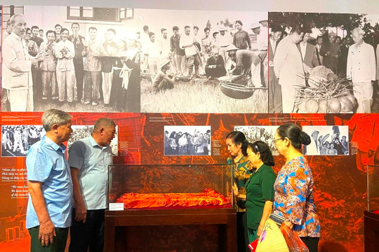 Khai mạc Trưng bày chuyên đề “Bác Hồ với Thủ đô Hà Nội” và không gian nghệ thuật “Sen thư pháp”