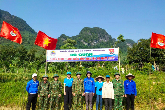 Quảng Bình: Thanh niên tình nguyện Hè đội nắng giúp dân thu hoạch lúa