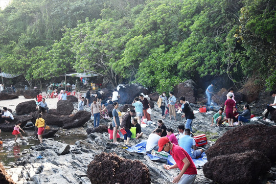 Quảng Nam: Biển rạng tràn lan rác thải