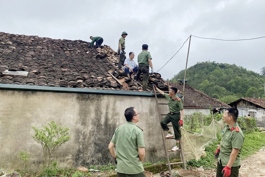 Cao Bằng: Nhiều nhà dân bị tốc mái vì mưa giông, lốc xoáy