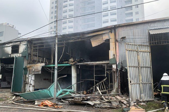 Cháy lớn dữ dội tại kho xưởng ở quận Hoàng Mai