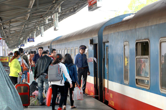 Ngành đường sắt tổ chức chạy thêm chuyến, giảm giá vé cho hành khách đi tàu hoả dịp hè 2023