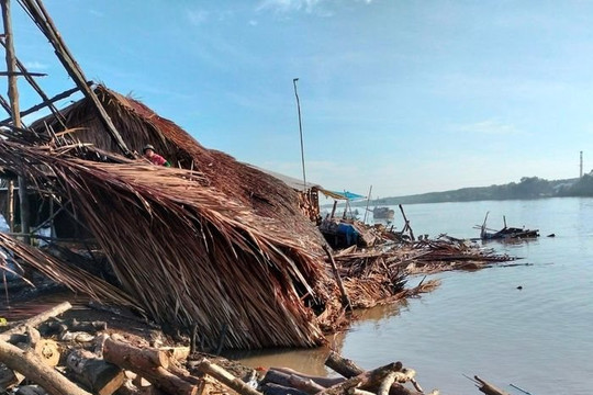 Cà Mau: Sạt lở đất làm hư hỏng nhà dân vùng sông nước
