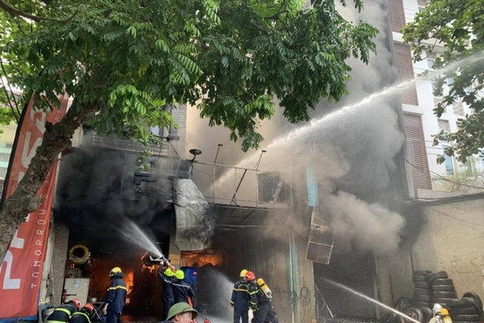 Hà Nội: Cháy cơ sở sửa chữa lốp ô tô, 3 căn nhà bị thiêu rụi