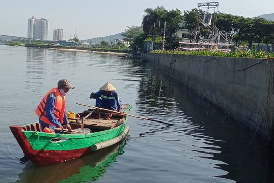 Đà Nẵng: Làm sạch đường phố, sông Hàn sau đêm pháo 