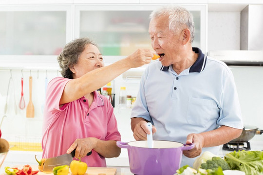 Chế độ dinh dưỡng cho người cao tuổi trong ngày nắng nóng