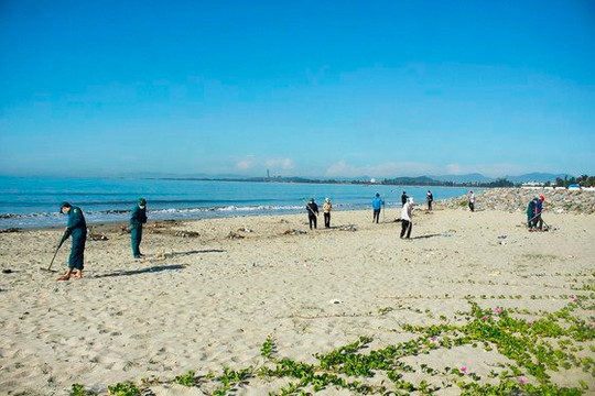 Quảng Ngãi ra quân thu gom rác thải nhựa bảo vệ môi trường biển đảo