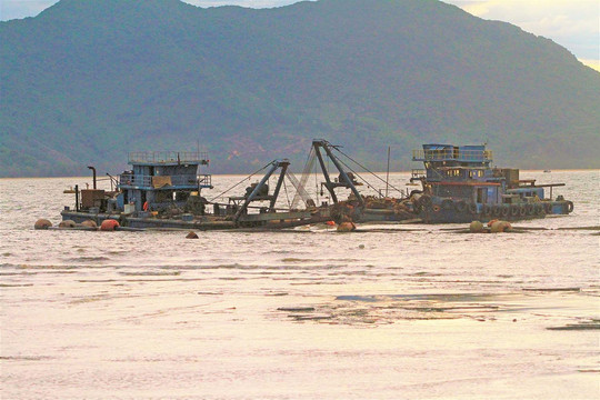 Thừa Thiên - Huế nhận chìm gần 500.000 m3 bùn thải xuống biển