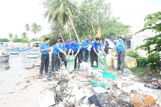 Khánh Hòa: 120 người tham gia làm sạch bãi biển