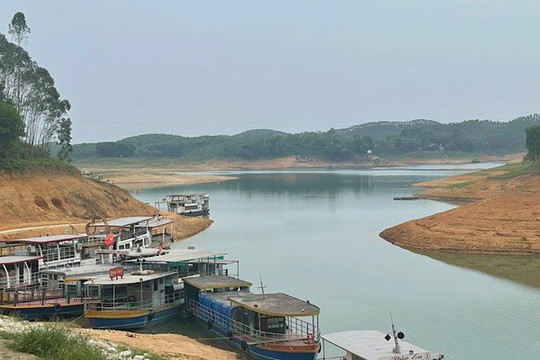 Yên Bái: Nắng nóng kéo dài, nước hồ Thác Bà cạn ở mức kỷ lục