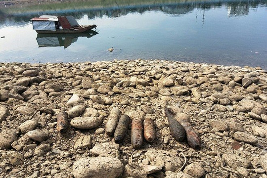 Sông Đà cạn trơ đáy, phát hiện nhiều quả đạn pháo ở hạ lưu