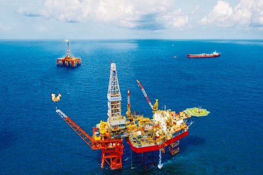 Dù giá dầu giảm sâu, doanh thu Petrovietnam vẫn vượt 20% kế hoạch