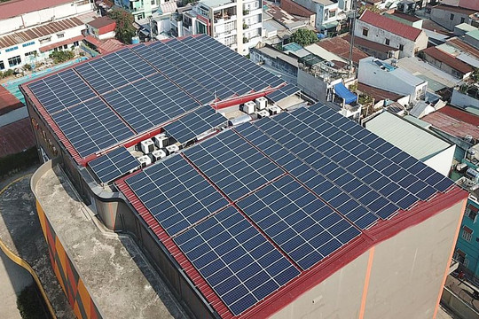 Giảm phát thải khí nhà kính với hệ thống điện mặt trời trên mái nhà