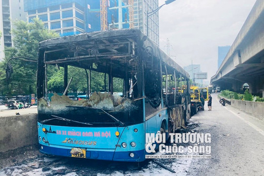 Hà Nội: Xe buýt cháy trơ khung ở lối lên đường Vành đai 3 trên cao