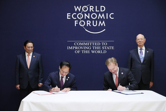 Thủ tướng Phạm Minh Chính và Chủ tịch WEF chứng kiến lễ ký kết Biên bản ghi nhớ hợp tác Việt Nam – WEF giai đoạn 2023-2026