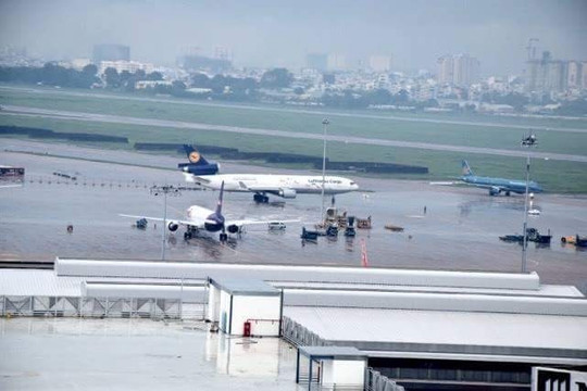 Hàng chục chuyến bay không thể đáp xuống sân bay Tân Sơn Nhất vì mưa dông lớn