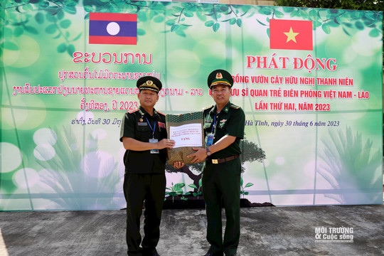 Hà Tĩnh: Đoàn đại biểu sĩ quan trẻ Biên phòng hai nước Việt – Lào tổ chức trồng “Vườn cây hữu nghị thanh niên”
