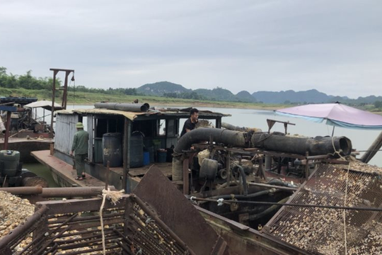 Thanh Hóa: Cảnh sát môi trường bắt giữ 2 tàu “cát tặc” trên sông Mã