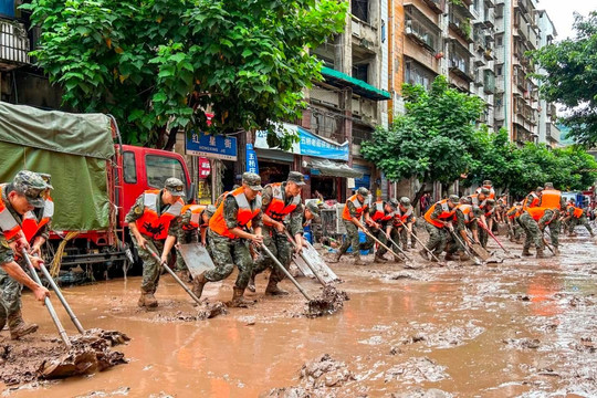 Trung Quốc: Mưa lớn liên tục gây lũ lụt, 40.000 người dân phải sơ tán
