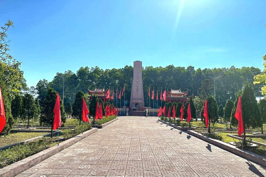 Hà Tĩnh: Ngành giáo dục Thạch Hà tổ chức tổng dọn vệ sinh tại nghĩa trang liệt sĩ