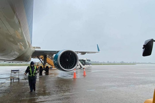Nhiều sân bay bị ảnh hưởng do cơn bão số 1 