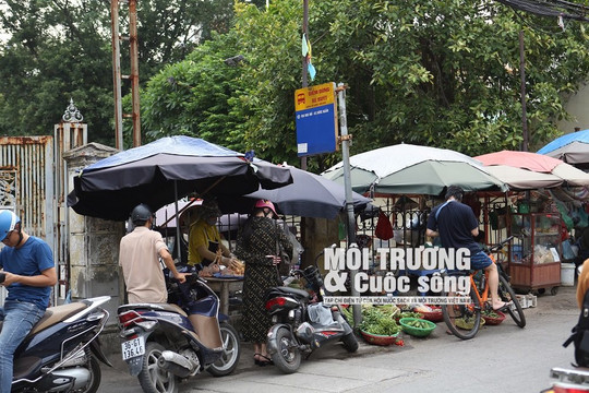 Hà Nội: Bị lấn chiếm, điểm dừng xe buýt tuyến phố Trần Cung chỉ còn biển báo