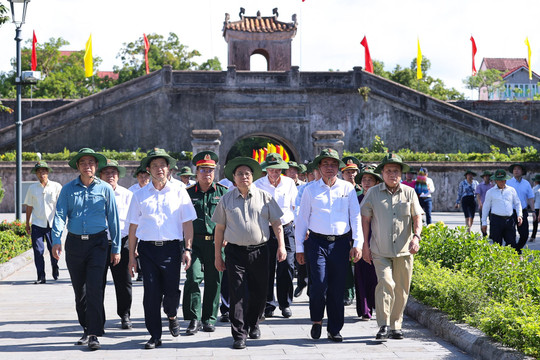 Thủ tướng Phạm Minh Chính dâng hương tưởng nhớ các anh hùng liệt sĩ, tri ân các gia đình chính sách tại Thừa Thiên Huế và tỉnh Quảng Trị