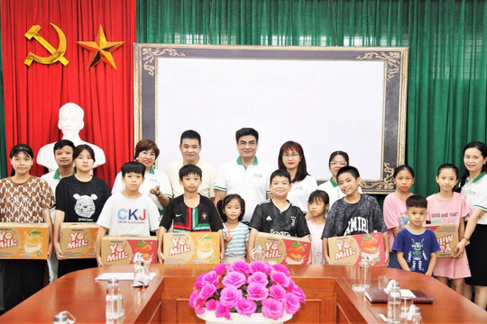 Tạp chí Môi trường và Cuộc sống mang yêu thương đến với Làng Trẻ em SOS Hà Nội
