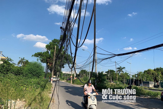 Hà Nội: Người dân lo lắng trước những "búi dây" chằng chịt trên đoạn đường dài 1km
