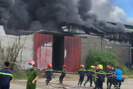 Hòa Bình: Nhiều cảnh sát PCCC phải nhập viện sau vụ cháy kho xưởng 1.000m2, nghi do ngộ độc hóa chất