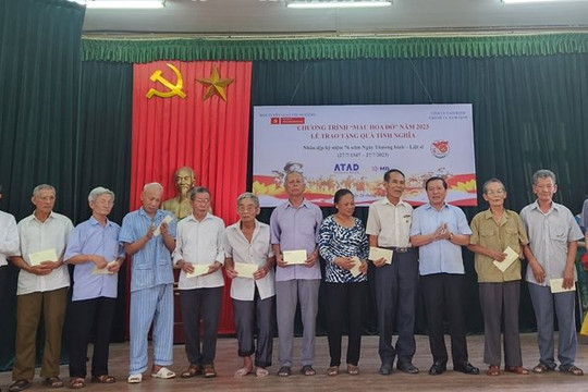 Báo điện tử Đảng Cộng sản Việt Nam tặng quà các gia đình chính sách tại Nam Định