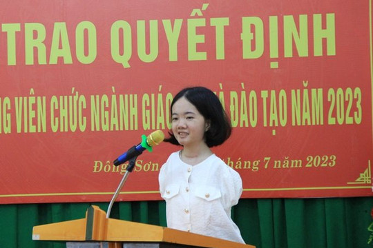Cô giáo không tay Lê Thị Thắm nhận quyết định tuyển dụng đặc cách làm giáo viên