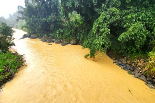 Lào Cai: Tạm dừng cấp nước một số khu vực do nước suối quá đục