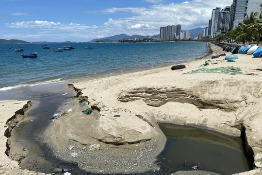 Khánh Hòa: Khu vực cửa xả Hòn Một: Tái diễn tình trạng nước thải bẩn chảy ra biển