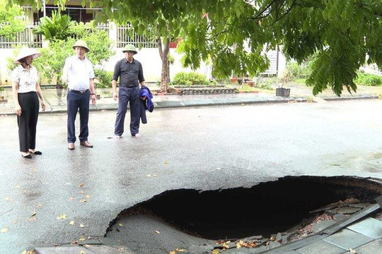 Xuất hiện "hố tử thần" sâu hơn 2m ở Quảng Ninh