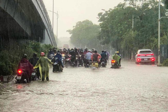 Nhiều tuyến phố Hà Nội ngập sâu sau mưa lớn, ùn tắc giao thông giờ tan tầm