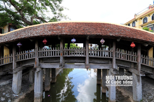 Độc đáo cây cầu ngói dáng rồng trên 500 tuổi ở Nam Định