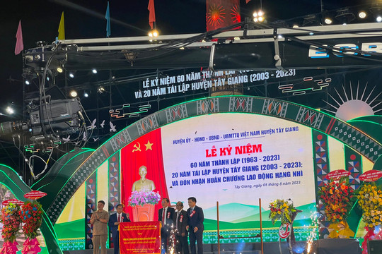 Tây Giang (Quảng Nam) kỷ niệm 20 năm tái lập và đón nhận Huân chương Lao động hạng Nhì