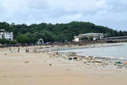 Xuất hiện rác thải, phao xốp phủ kín bờ biển ở Cô Tô