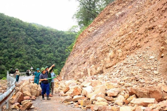 Nghệ An: Mưa lớn gây sạt lở núi tại nhiều xã ở huyện Kỳ Sơn