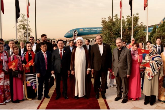 Chủ tịch Quốc hội Vương Đình Huệ đến thủ đô Tehran, bắt đầu thăm chính thức Iran